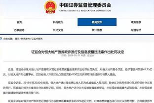 国足与新加坡拼抢时险出冲突，主裁过来双方冷静下来